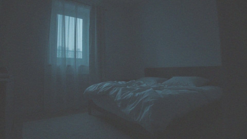 Jak stres wpływa na budzenie się o 5 rano?