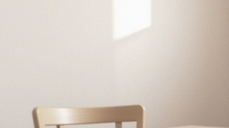 Czy farba plamoodporna jest skuteczna na tłuste plamy?