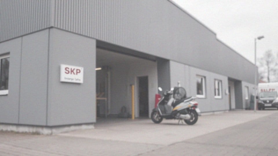 Czy koszt przeglądu skutera różni się w zależności od stacji kontroli pojazdów?