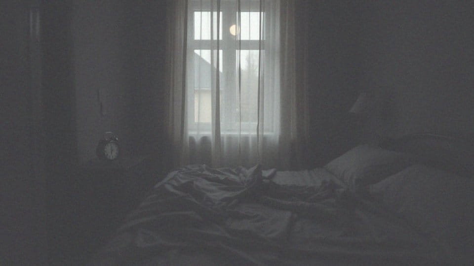 Dlaczego budzimy się o 3 w nocy? Przyczyny i sposoby na lepszy sen